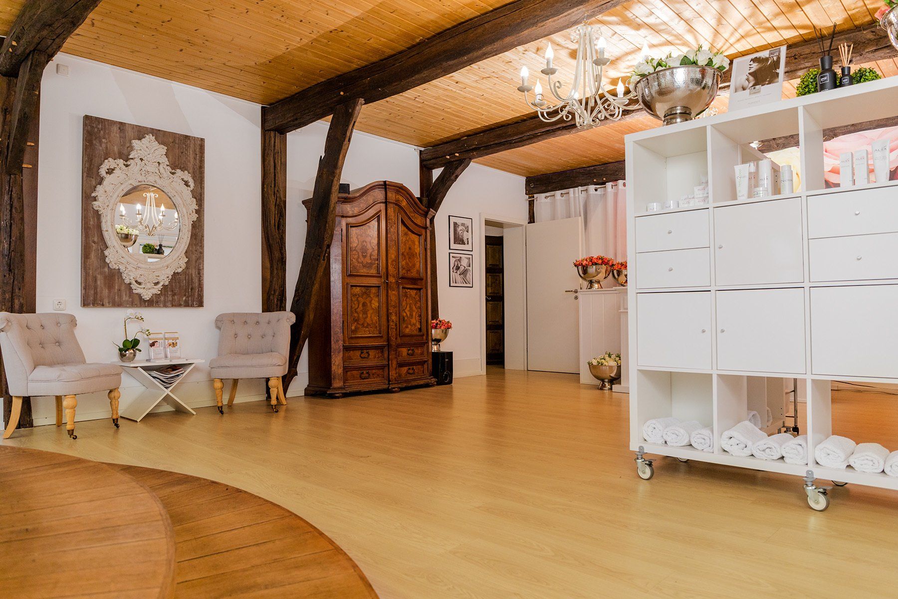 Warmer Empfangsbereich des Permanent Make-up Studios