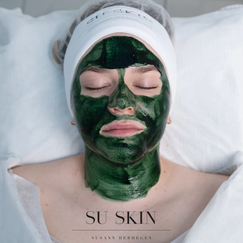 Algenschälkur, aufgetragene Spirulina-Maske