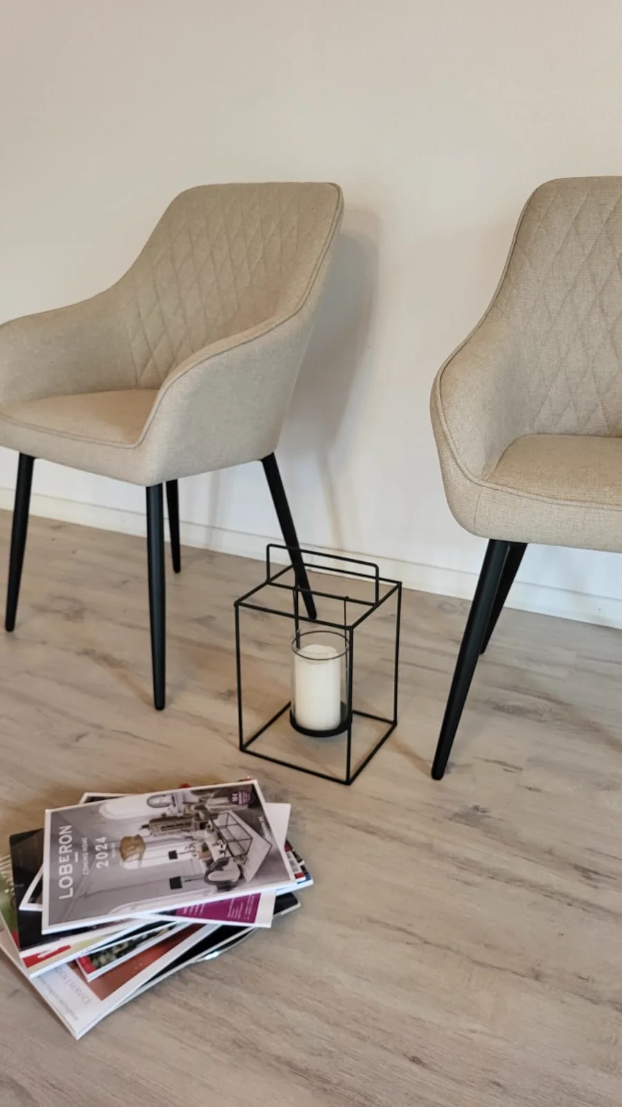 Zwei Sessel mit Windlicht und Zeitschriften